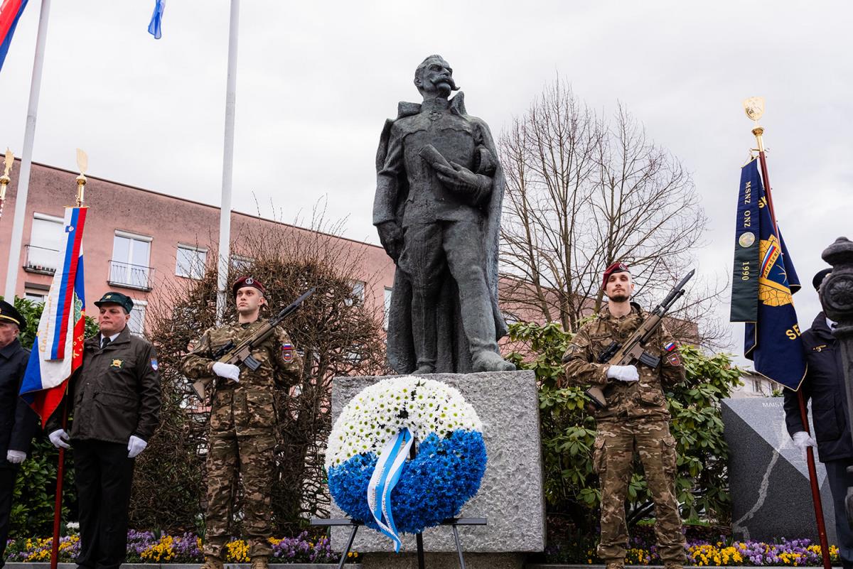 POLAGANJE CVETJA PRI SPOMENIKU RUDOLFA MAISTRA